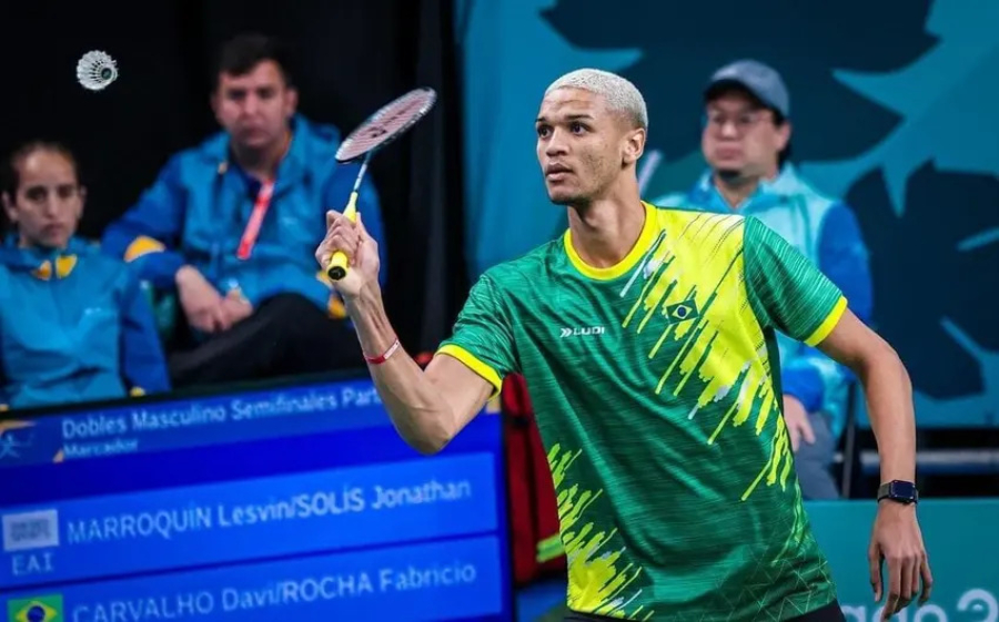 Brasileiro troca de raquete durante lance e marca ponto incrível